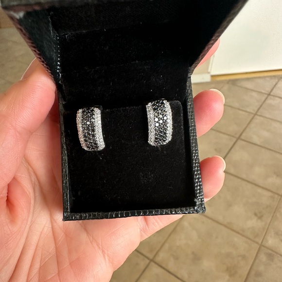14K white goldearrings with black and white diamonds